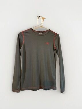 The North Face grey Long Sleeve Crew with Red Accent Logo boys SZ large